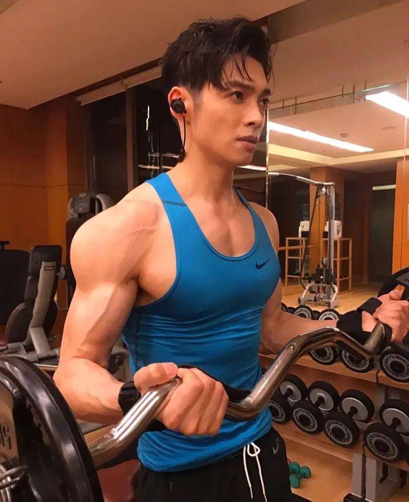明星健身男神_男明星都要健身_健身的明星男