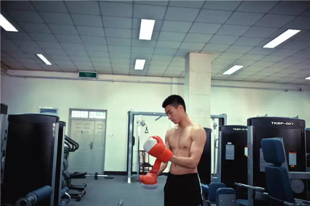 健身房健身_房健身模特走爱视频_的健身房