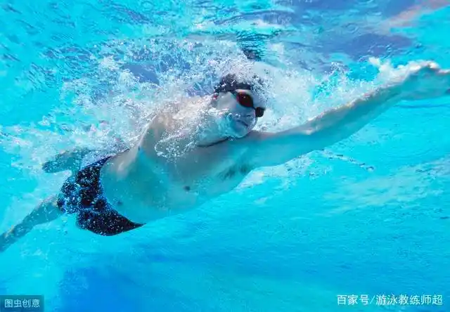 游泳时怎么做才能提高速度_游泳速度提升技巧_提高游泳速度的小技巧